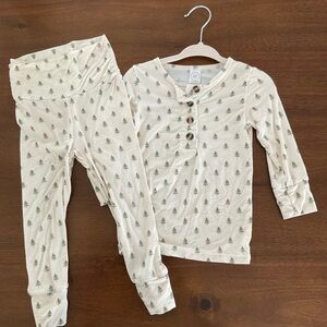 136 Lou Lou & Company Cream Tree Print Matching Set Christmas